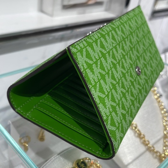 Michael Kors Jet Set Large Logo Trifold Wallet
Jungle Green 
NWT - Picture 7 of 16
